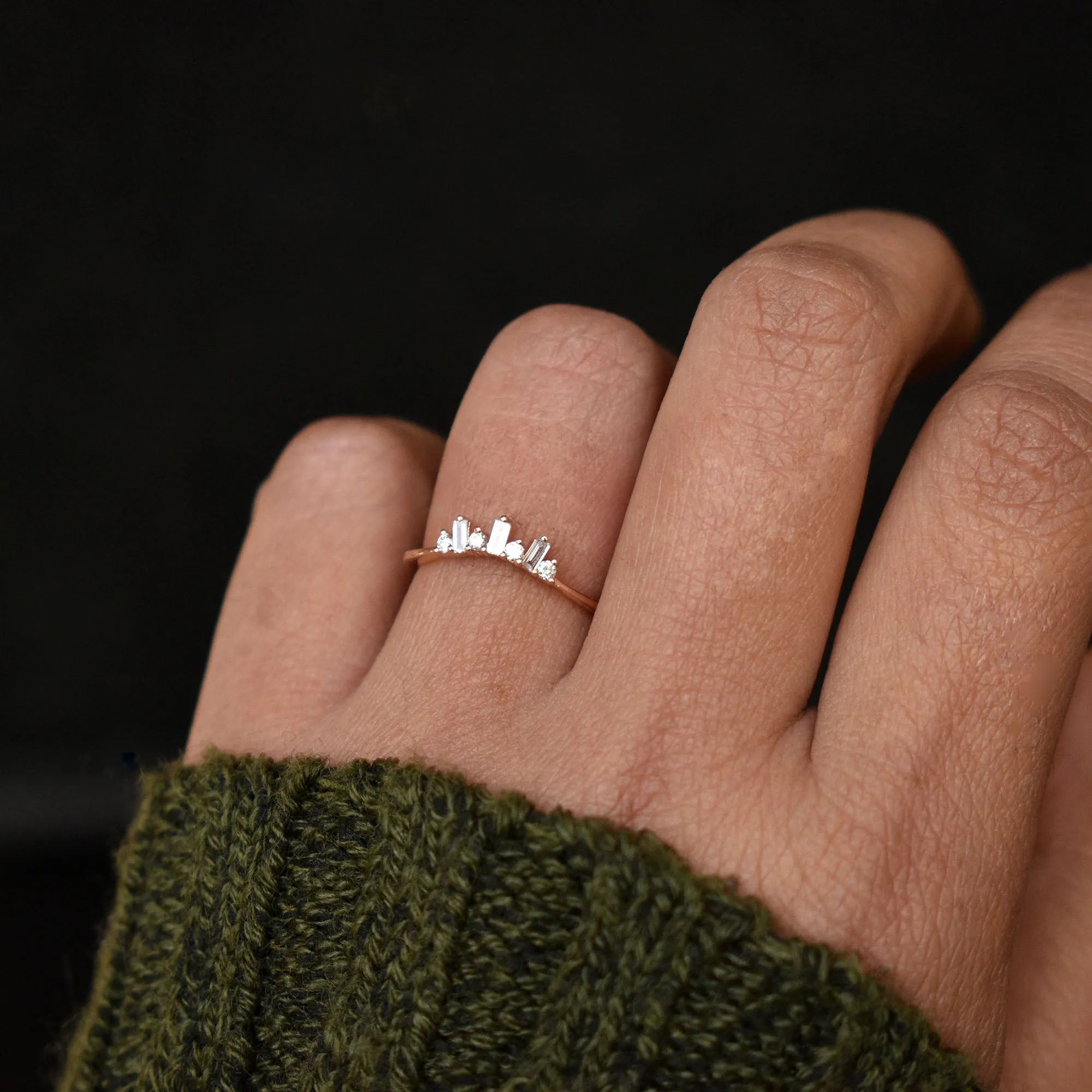 Baguette & Round Diamond Curved Ring