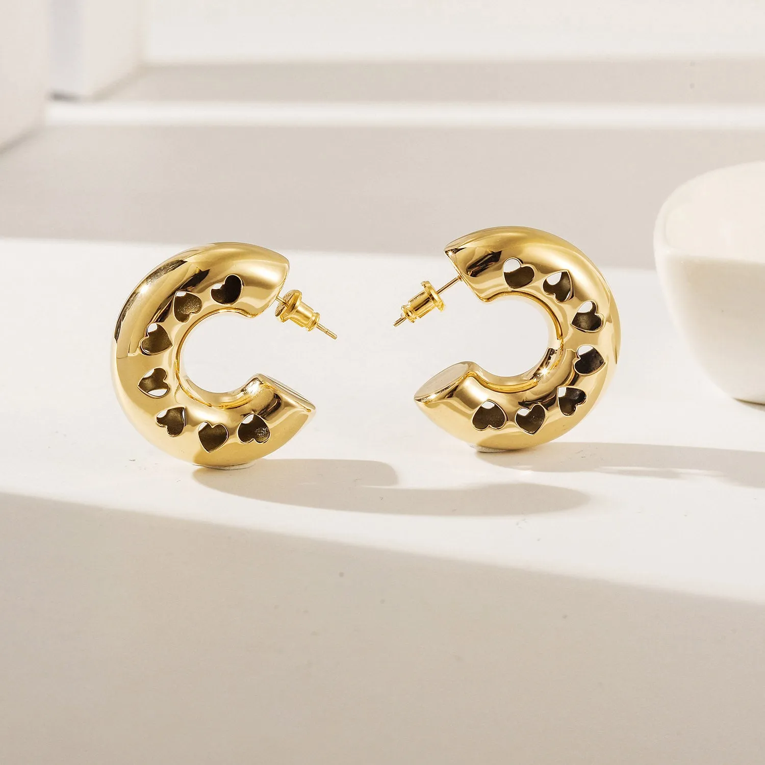 C-shaped heart-shaped hollow earrings-SCE514STGC