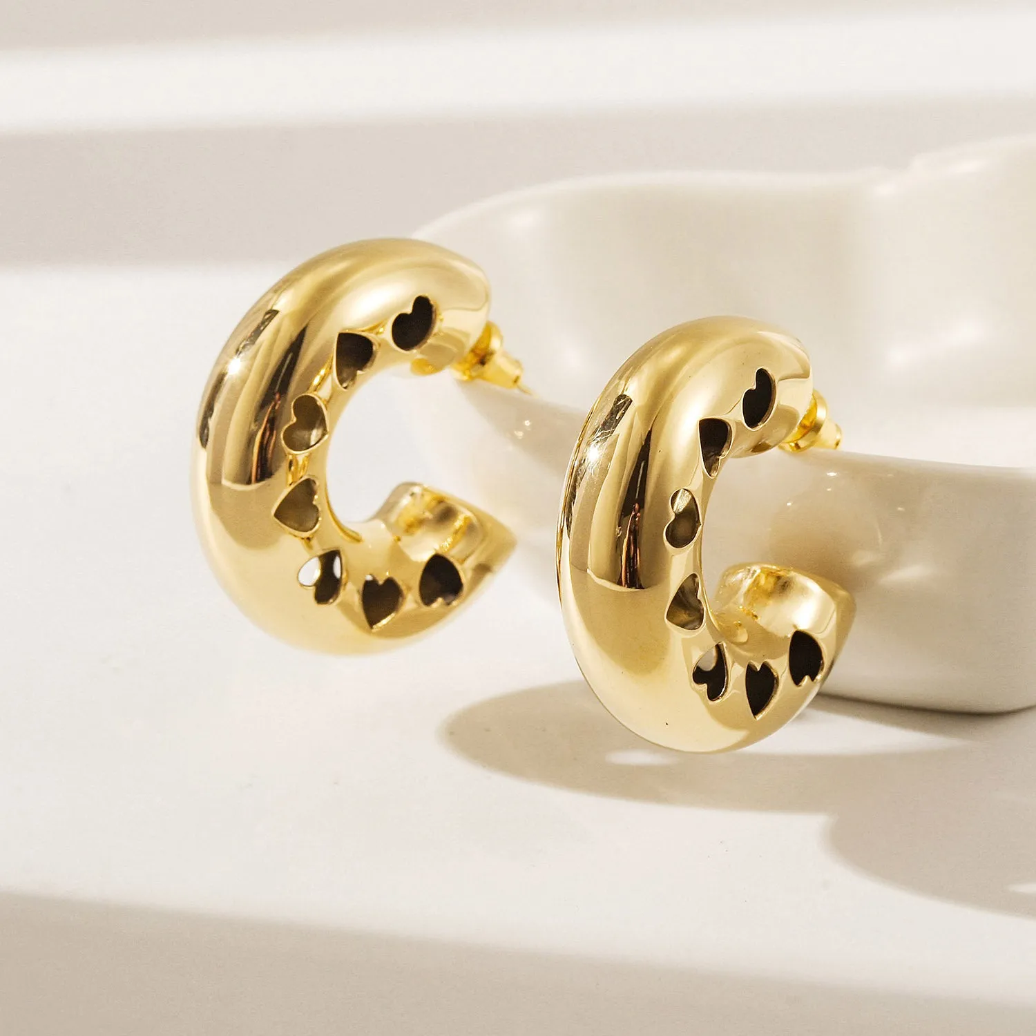 C-shaped heart-shaped hollow earrings-SCE514STGC