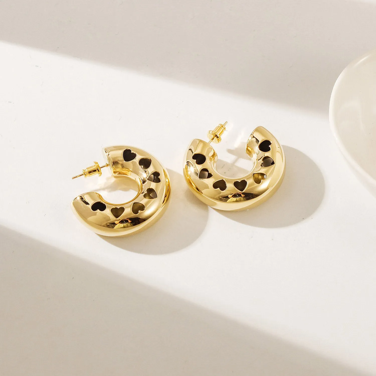 C-shaped heart-shaped hollow earrings-SCE514STGC