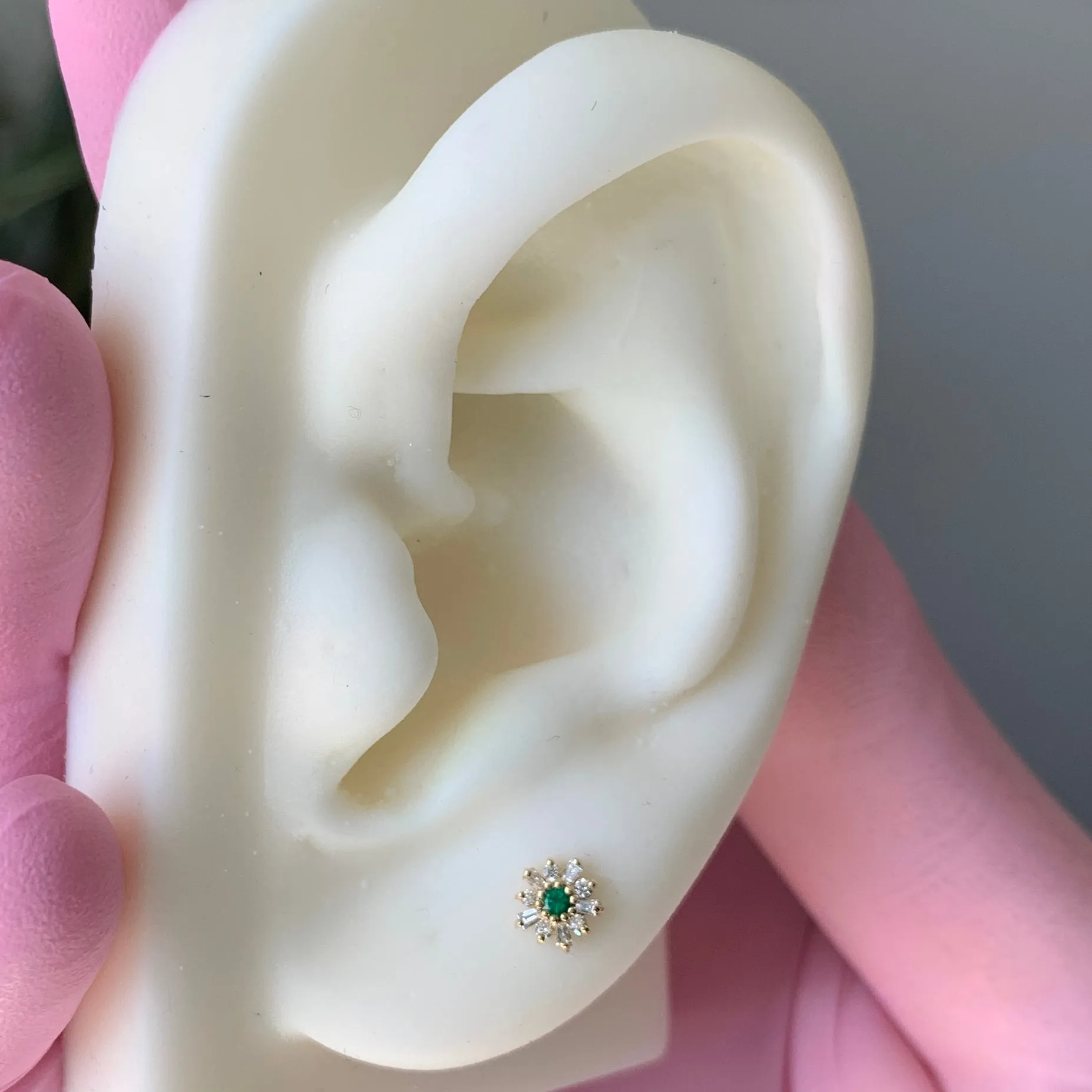 Elaine with Emerald and Diamonds 18g/16g Threaded End