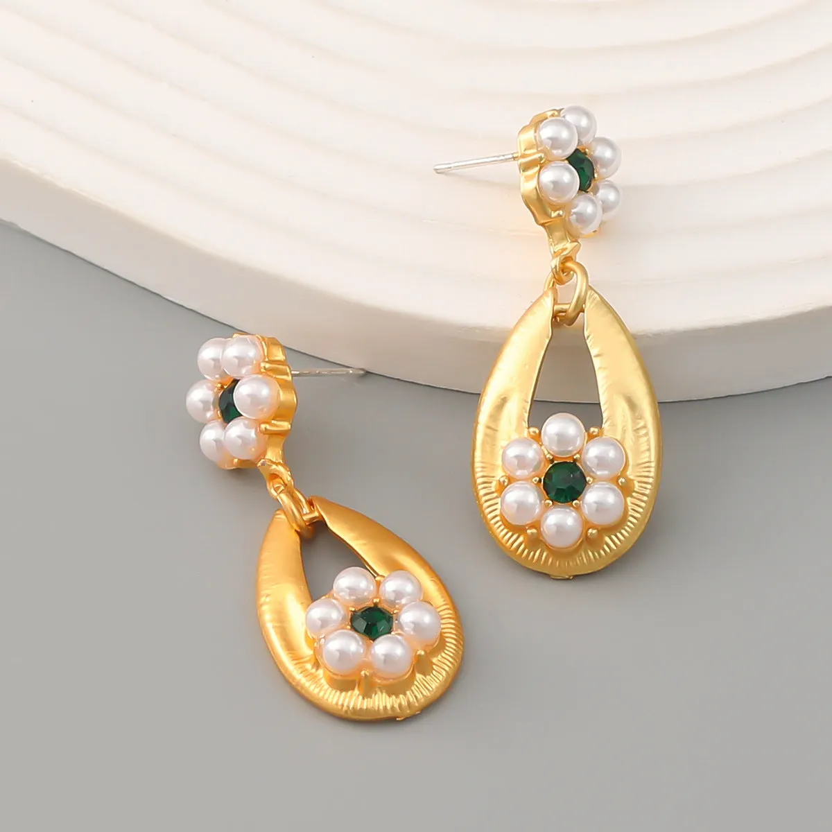 Mid-Ancient Earrings European and American Vintage Earrings Women's Bohemian Style Drop-Shaped Alloy Inlaid Pearl Flower Earrings Wholesale
