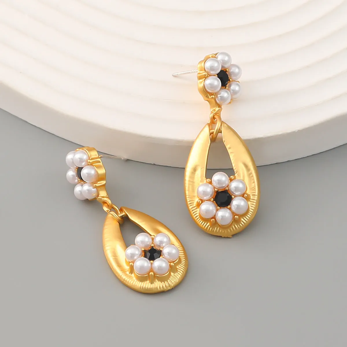 Mid-Ancient Earrings European and American Vintage Earrings Women's Bohemian Style Drop-Shaped Alloy Inlaid Pearl Flower Earrings Wholesale