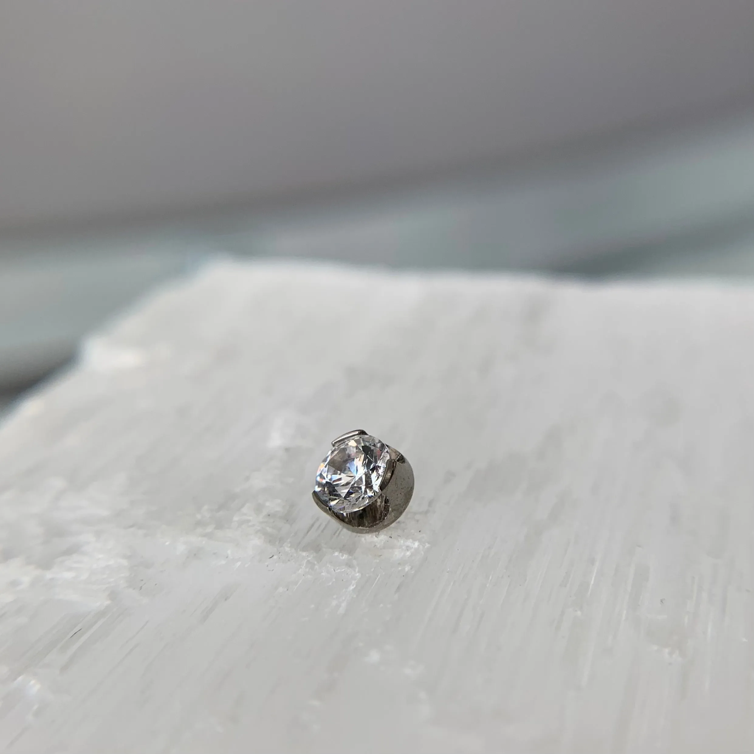 Prong Setting with 5mm Swarovski 14g/12g Threaded End